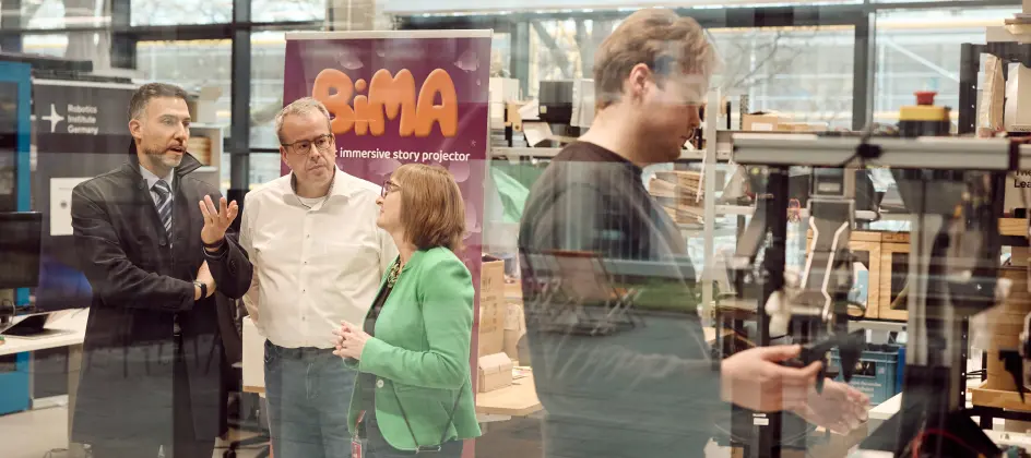Bayerisches Wirtschaftsministerium und NEURA Robotics investieren in robo.innovate
